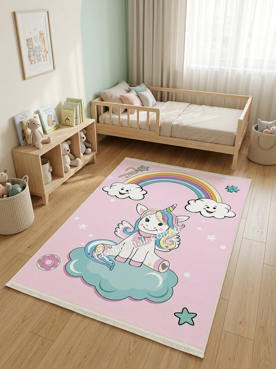Pembe unicorn ve gökkuşağı desenli çocuk halısı serili oda