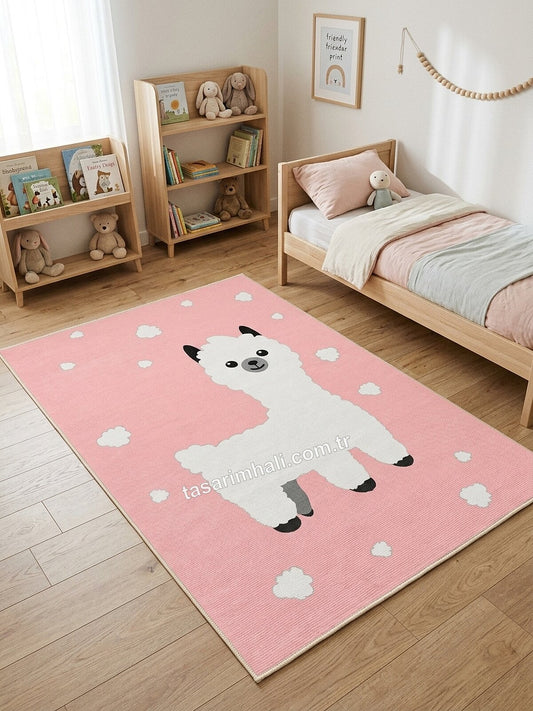 Pembe sevimli lama desenli şönil halı çocuk odasında
