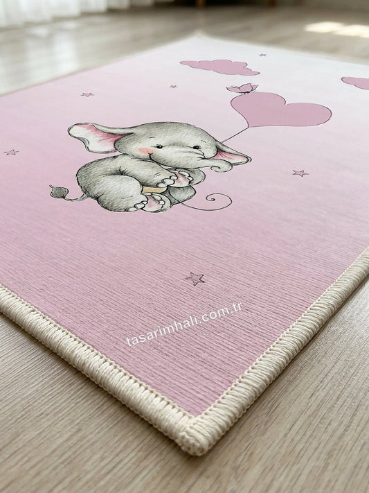 Pembe fil desenli şönil halı çocuk odasında