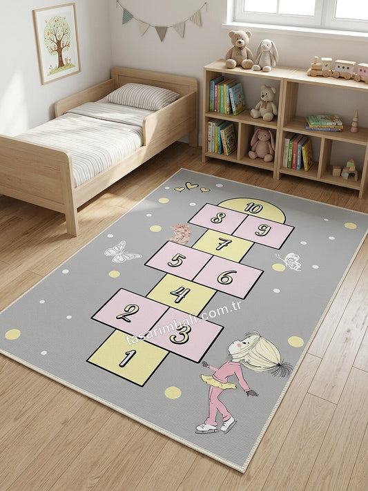 Gri pembe sek sek ve sayı desenli şönil halı çocuk odasında