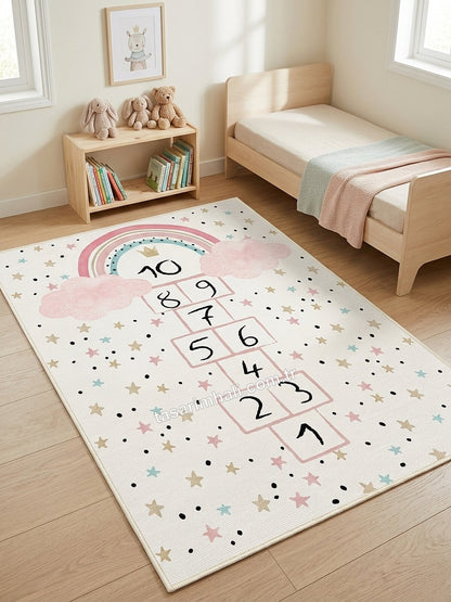 Pembe gökkuşağı sek sek desenli şönil halı çocuk odasında