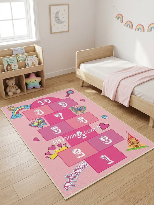 Pembe prenses sek sek desenli şönil halı çocuk odasında
