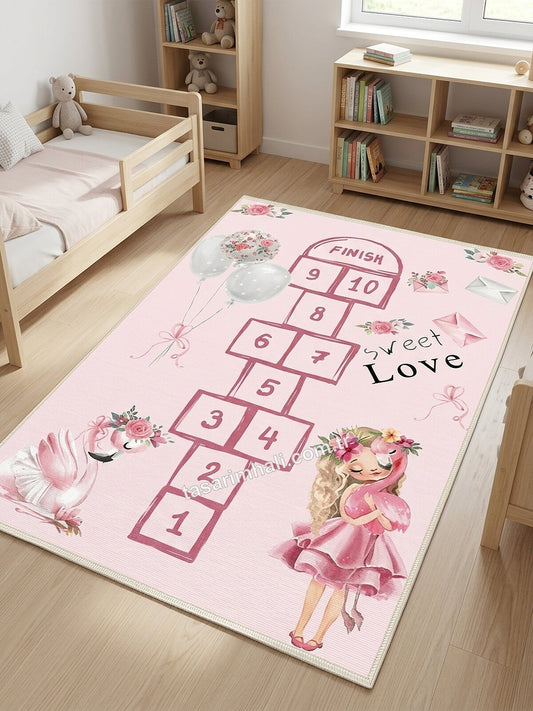 Pembe prenses ve balonlu sek sek desenli şönil halı çocuk odasında