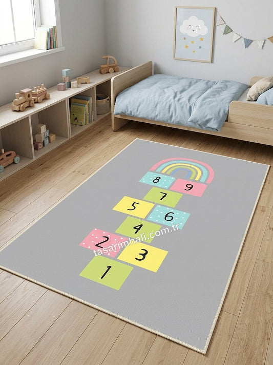 Gri pastel sek sek desenli şönil halı çocuk odasında