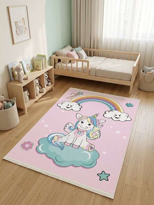 Pembe bulutta unicorn ve gökkuşağı desenli şönil halı çocuk odasında