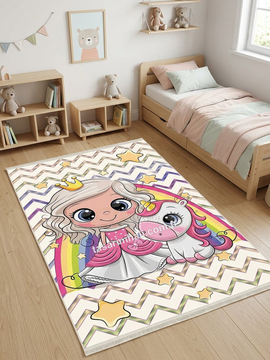 Renkli taçlı prenses ve unicorn desenli şönil halı çocuk odasında