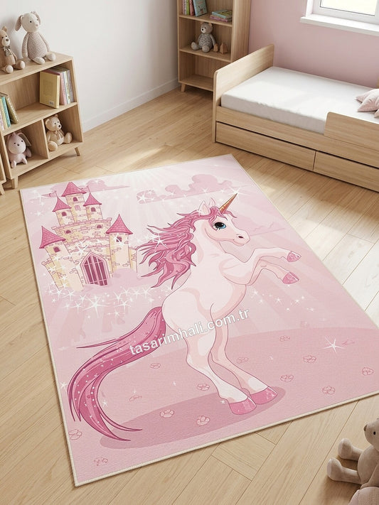 Pembe unicorn ve şato desenli şönil halı çocuk odasında