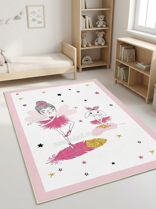 Pembe balerin ve peri tavşan desenli şönil halı çocuk odasında