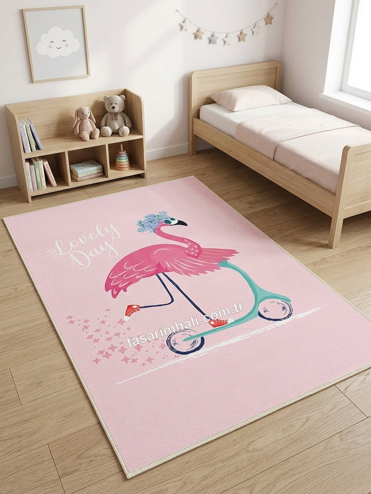 Pembe flamingo desenli şönil halı çocuk odasında